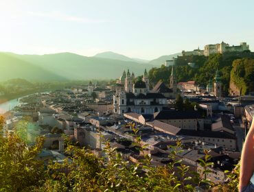 Egy pár gyönyörködik a Mönchsbergről nyíló kilátásban