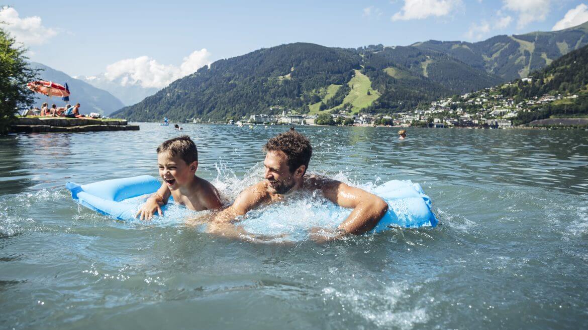 Kicsik és nagyok egyaránt élvezik a strandolást a Zelli-tónál, Badespaß für Groß und Klein am Zeller See