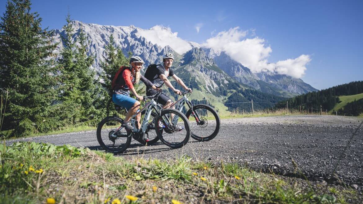 Hegyi kerékpárral sportolás közben gyönyörködhetünk a csodás panorámában a Hochkönigen