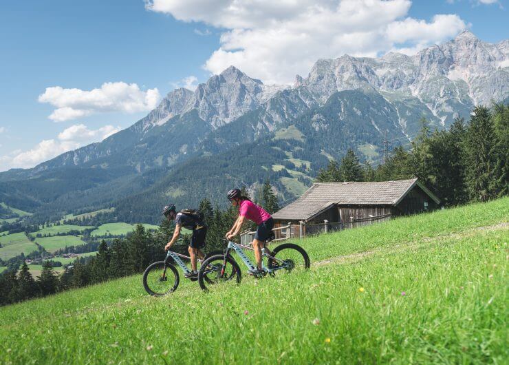 E-bringás túrázók a Hochkönig régió gyönyörűen zöldellő alpesi legelőjén