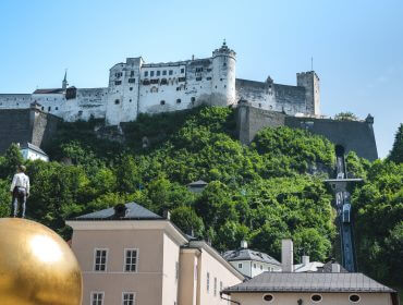 Hohensalzburg vára magasodik Salzburg városa fölé
