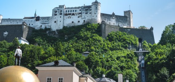 Hohensalzburg vára magasodik Salzburg városa fölé