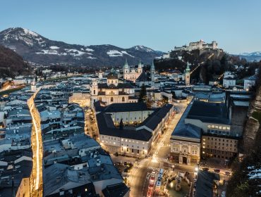 Salzburg városa felülnézetből, esti fényben