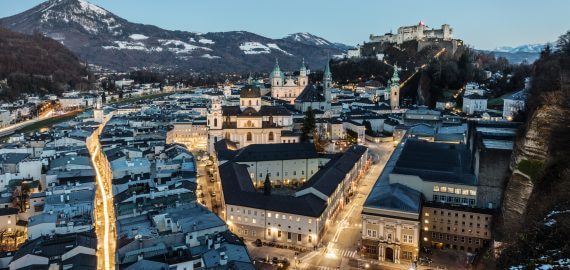 Salzburg városa felülnézetből, esti fényben