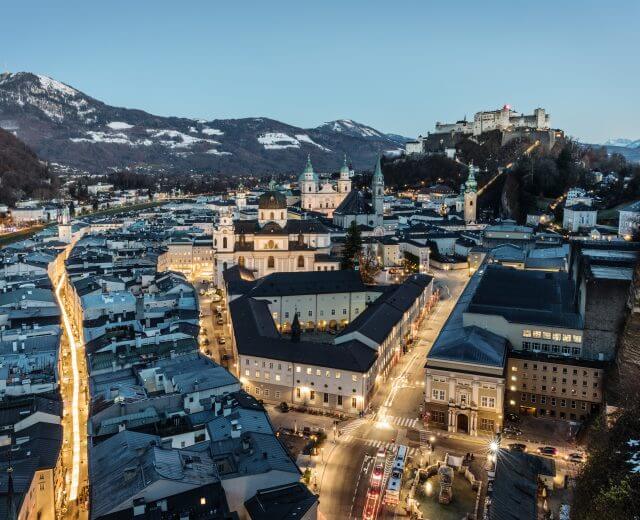Salzburg városa felülnézetből, esti fényben