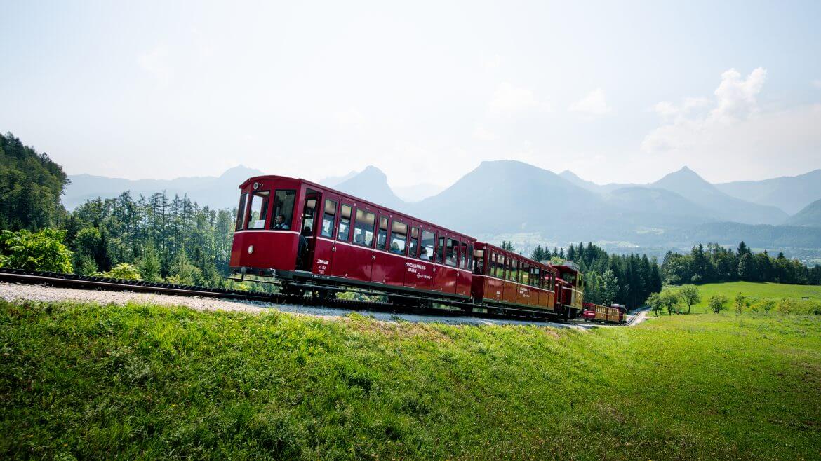 Piros, nosztalgikus gőzmozdonyos vonat visz fel a hegyre.