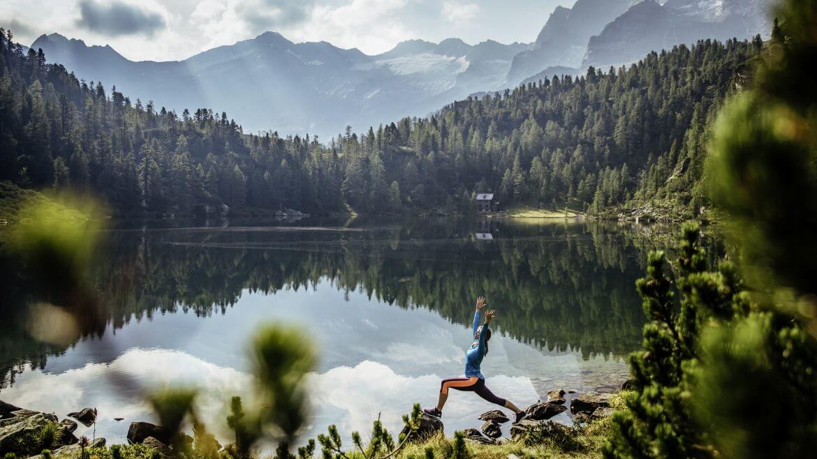 Jóga a Bad Gastein környéki Reedsee tónál.