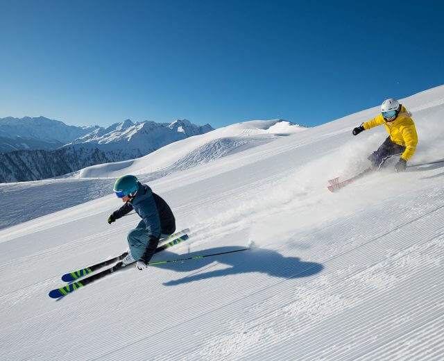 Carvingsíző Raurisban, háttérben Kolm Saigurn Carvingsíző Raurisban, háttérben Kolm Saigurn