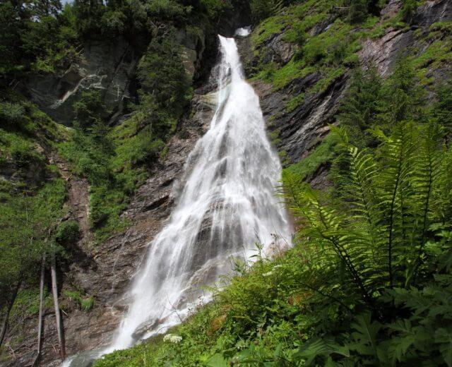 A Kreealm vízesés könnyen megközelíthető gyalog is, Kreealmwasserfall