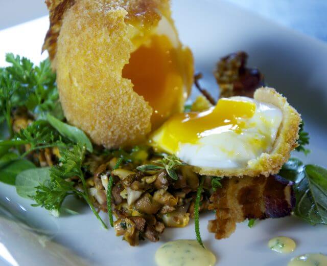 Gebackenes Ei auf Eierschwammerltatar mit marinierten Kräutern, knusprigem Speck und Kräutermajonäse - Rántott tojás rókagombatatárral, marinált zöldfűszerekkel, ropogós szalonnával és gyógynövényes majonézzel