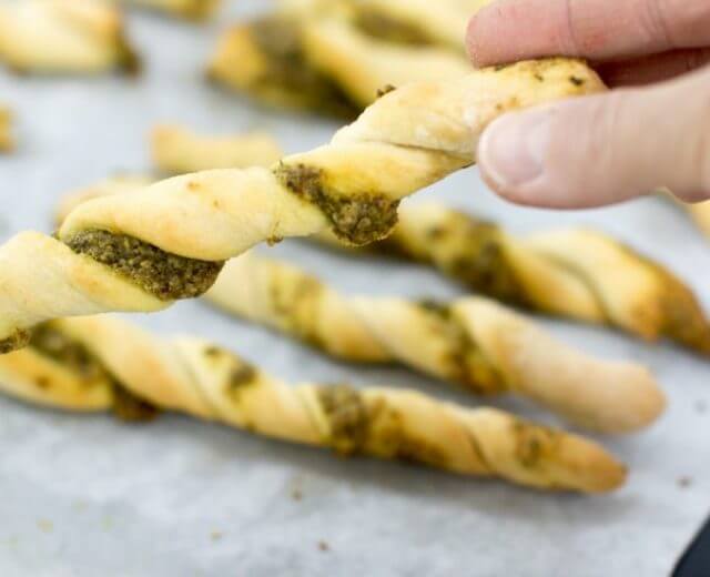 Ízletes stangli medvehagymás pestoval,Köstliche Stangerl mit Bärlauch-Pesto