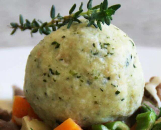 Medvehagymás gombóc, Bärlauchknödel