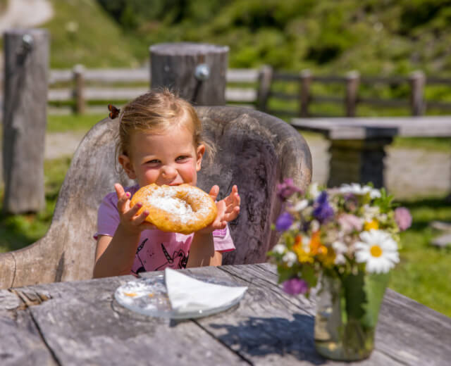 Finom fánkot kínálnak a hagyományos alpesi hüttékben