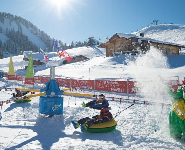 Kinderprogramm im Winter auf der Loferer Alm im Salzburger Saalachtal Kinderprogramm im Winter auf der Loferer Alm im Salzburger Saalachtal