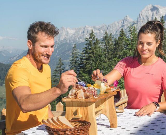 In der Region Hochkönig werden zwischen Berg und Tal hochwertige Schmankerl für jeden Geschmack aufgetischt. In der Region Hochkönig werden zwischen Berg und Tal hochwertige Schmankerl für jeden Geschmack aufgetischt.