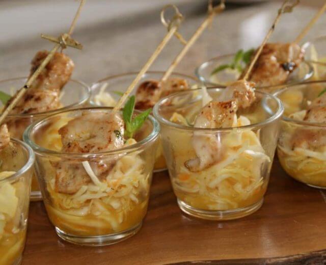 Tüzes csirke nyárs színes káposztasalátán