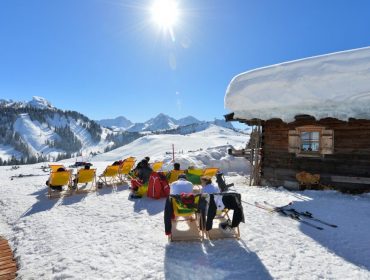 Napozás az Almenwelt Lofer hóbárjában,Sonnenbaden an der Schneebar in der Almenwelt Lofer Station