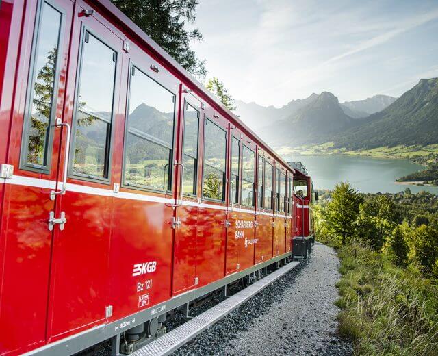 Schafbergbahn A SchafbergBahn Ausztria legmeredekebb fogaskerekű vasútja, nagyon változatos kilátással.