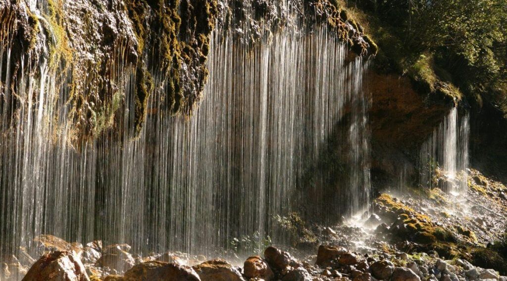 A Triefen vízesés széles, gyönyörű "fátyla" Hinterthalban