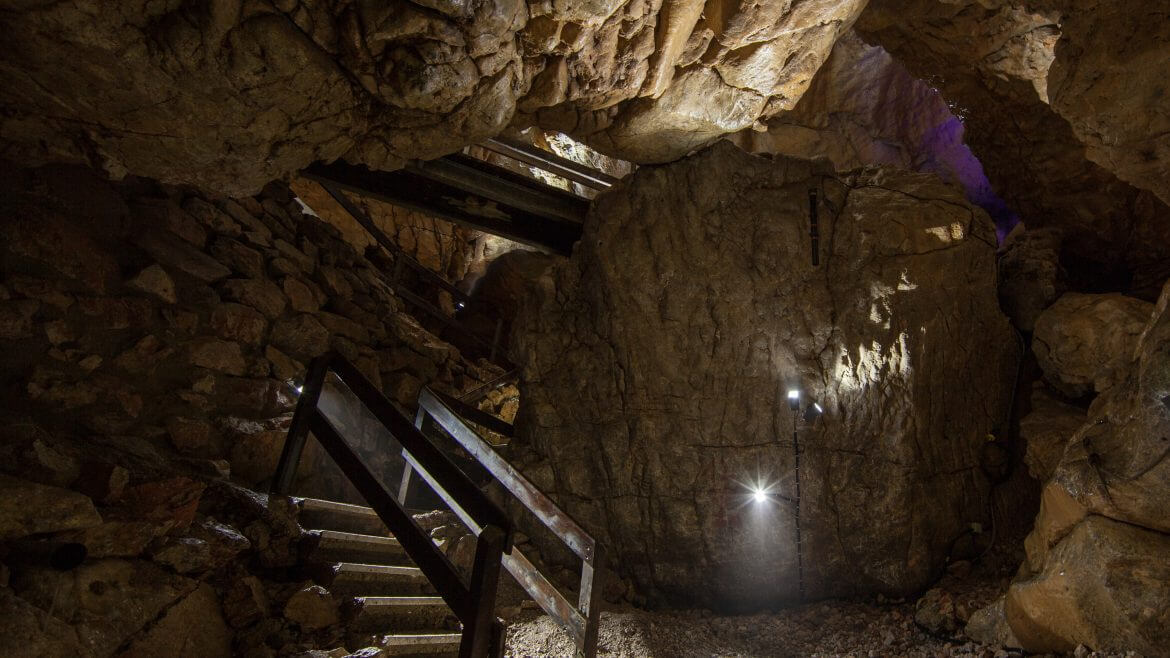 Hosszú lépcső vezet le a sziklás Lamprechtshöhle barlangba