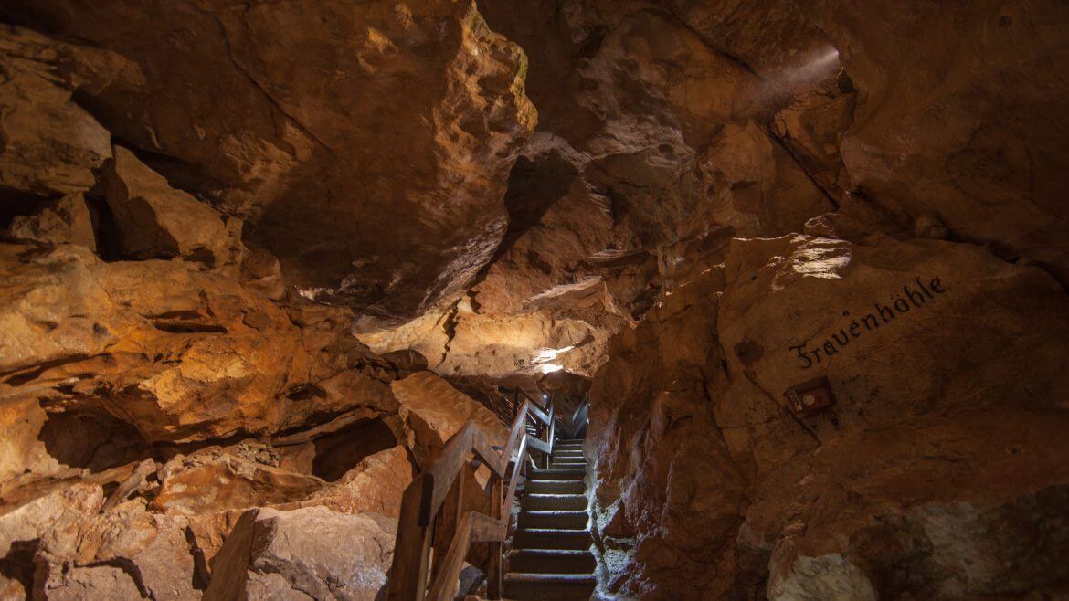 Hosszú lépcső vezet le a sziklás Lamprechtshöhle barlangba