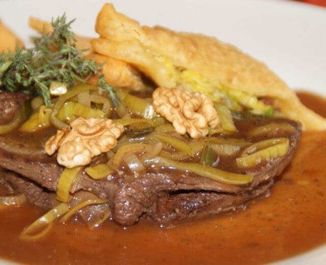 Almával és dióval töltött szarvas szelet póréhagymás mártással