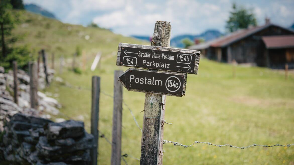 Útjelző tábla a Postalm alpesi legelőn
