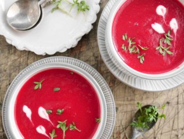 Két tál intenzív piros színű leves felülnézetből.