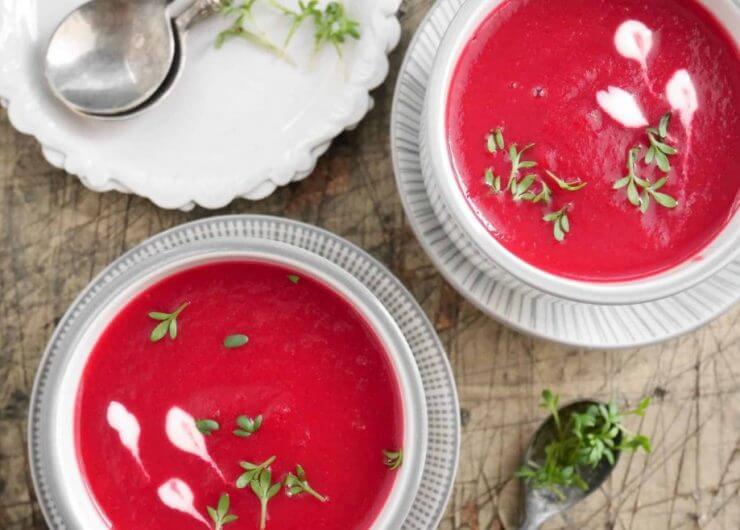 Két tál intenzív piros színű leves felülnézetből.