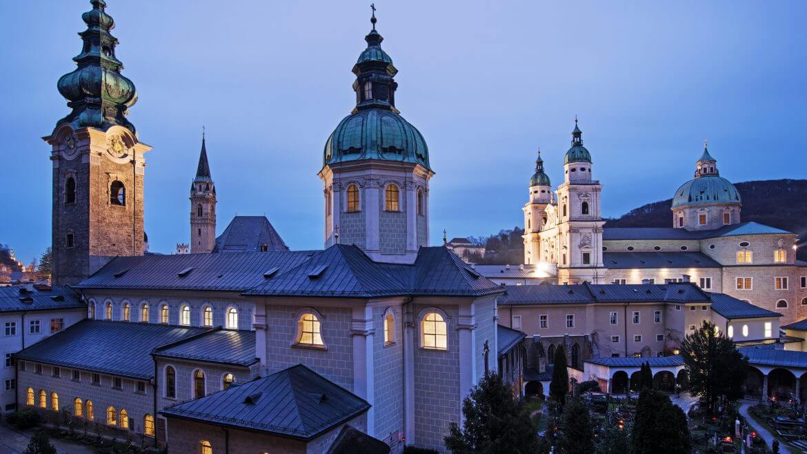 Salzburg városának tornyai napnyugtakor.