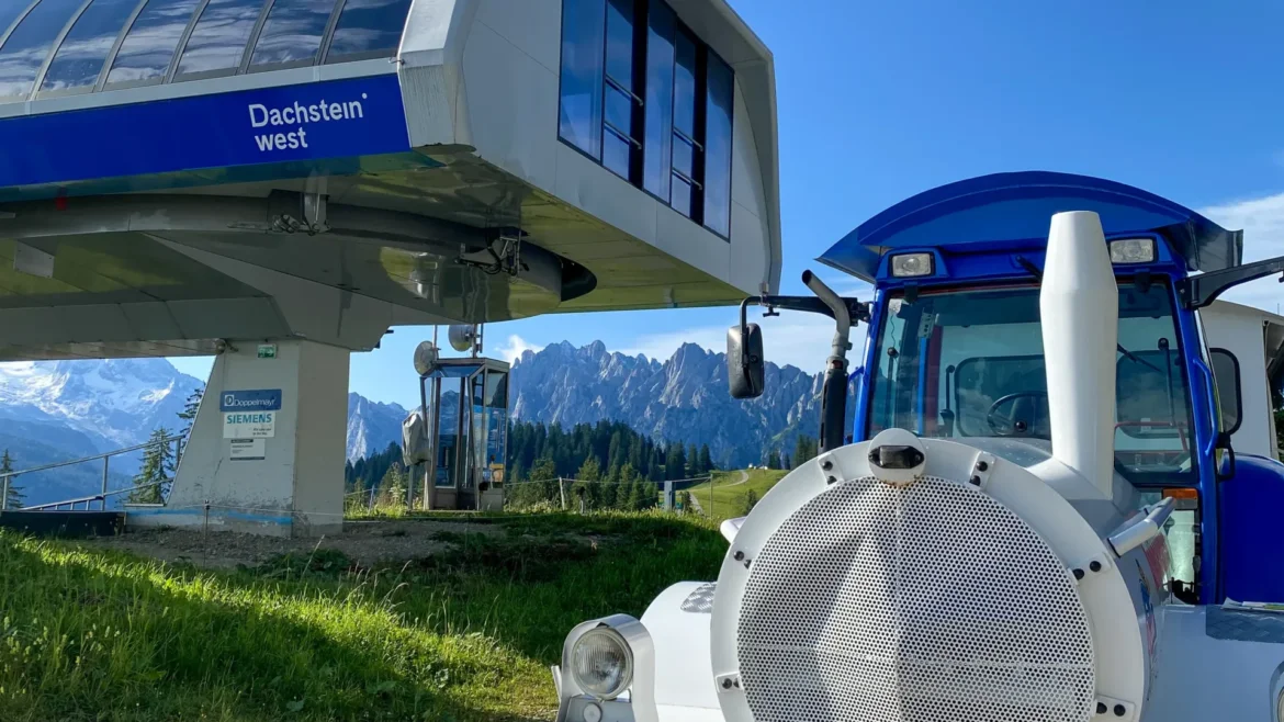 Egy traktorhoz hasonló jármű állt a Dachstein West sífelvonó-állomásán az osztrák hegyekben.