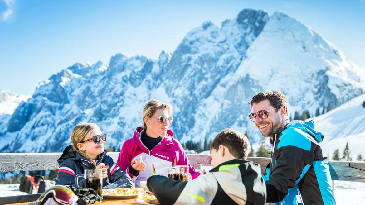 Kulináris élvezetek a téli Dachstein és a Gosaukamm hegyvonulatokra nyíló lenyűgöző kilátással