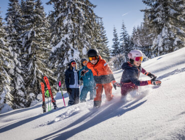 Szórakoztató lejtők és vidám hóparkok a Dachstein West családi síregióban