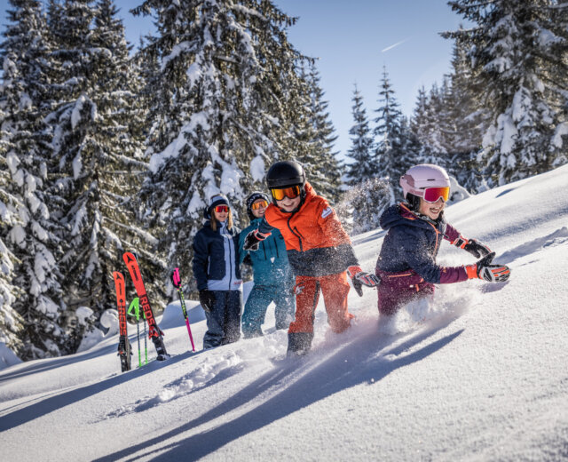 Szórakoztató lejtők és vidám hóparkok a Dachstein West családi síregióban