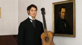 Franz Xaver Gruber képmása Joseph Mohr eredeti gitárjával a halleini Csendes éj-múzeumban