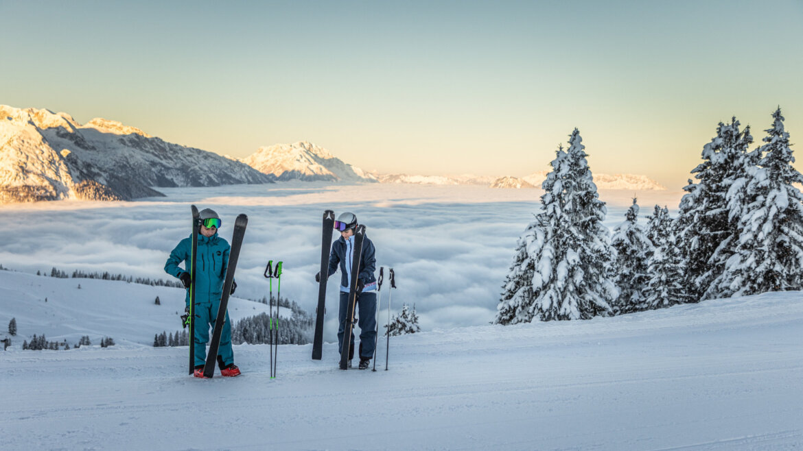 A Dachstein-gleccser fenomenális panorámája kíséri a síelőket