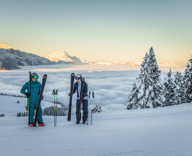 A Dachstein-gleccser fenomenális panorámája kíséri a síelőket