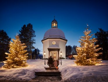 Kislány az édesapjával a Csendes éj-kápolnába tart Kislány az édesapjával a Csendes éj-kápolnába tart.