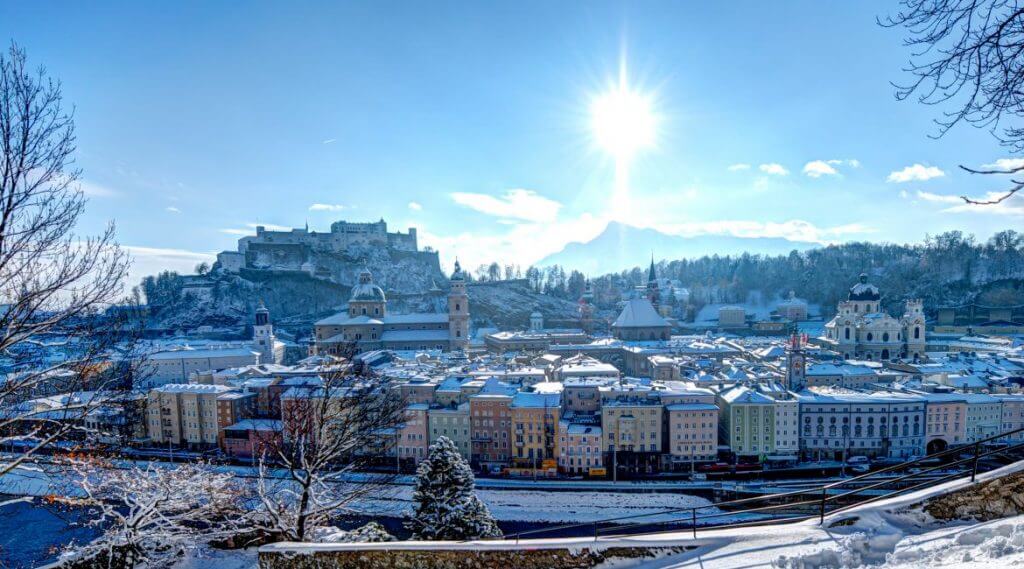 Salzburg városának téli látképe.