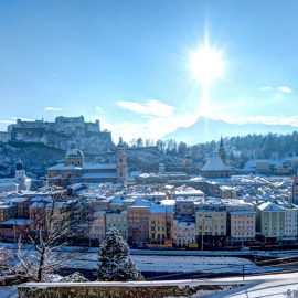 Salzburg városának téli látképe.