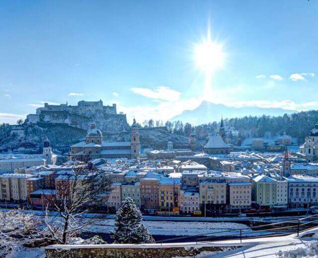 Salzburg városának téli látképe. Salzburg városának téli látképe.