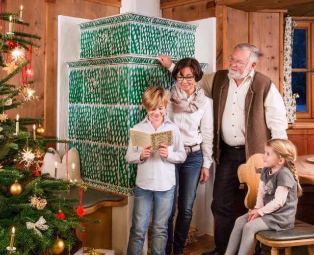 A Csendes éj éneklése a karácsonyfa alatt az ünneplés része