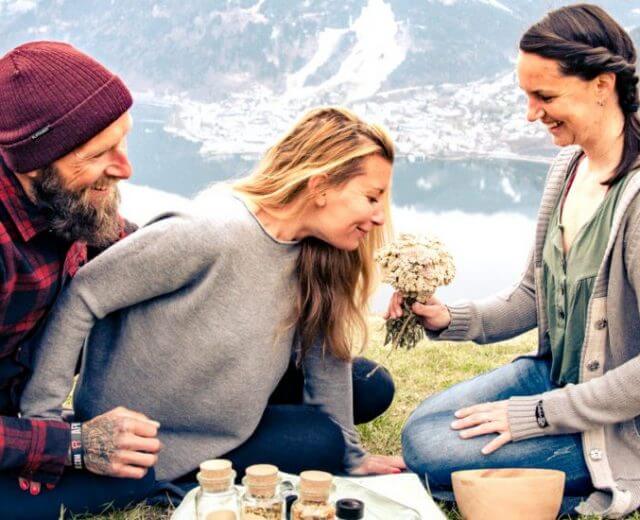 Gyógynövényes elsősegélycsomag az alpesi legelőkről