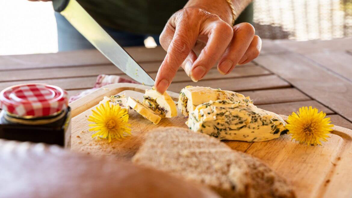Házi készítésű gyógynövényes sajt a Herzoghof farmról