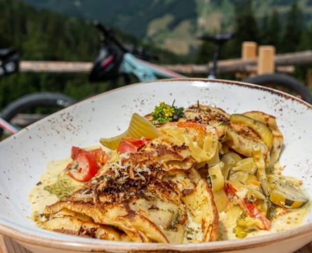 Gyógynövényes palacsinta Gyógynövényes palacsinta, a diendeni Zachhofalm specialitása