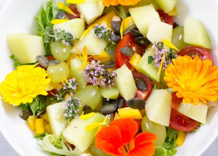 Nyári saláta dinnyével és ehető virágokkal