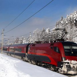 Railjet száguld a téli tájakon