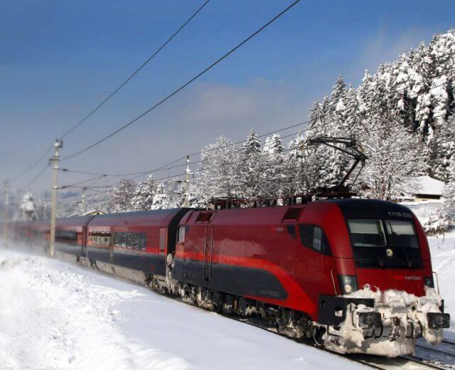 Railjet száguld a téli tájakon Railjet száguld a téli tájakon