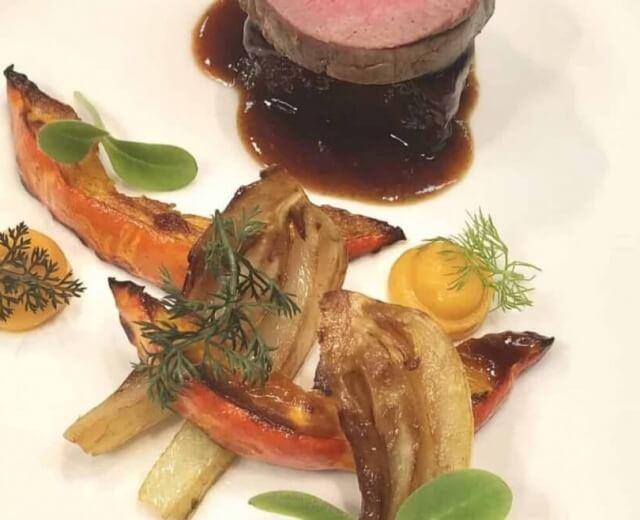 Kétféle marhahús gyógynövényes polentával Kétféle marhahús gyógynövényes polentával