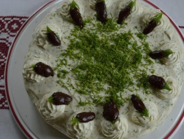Torta lucfenyőhajtásokkal és őrölt tűlevelekkel